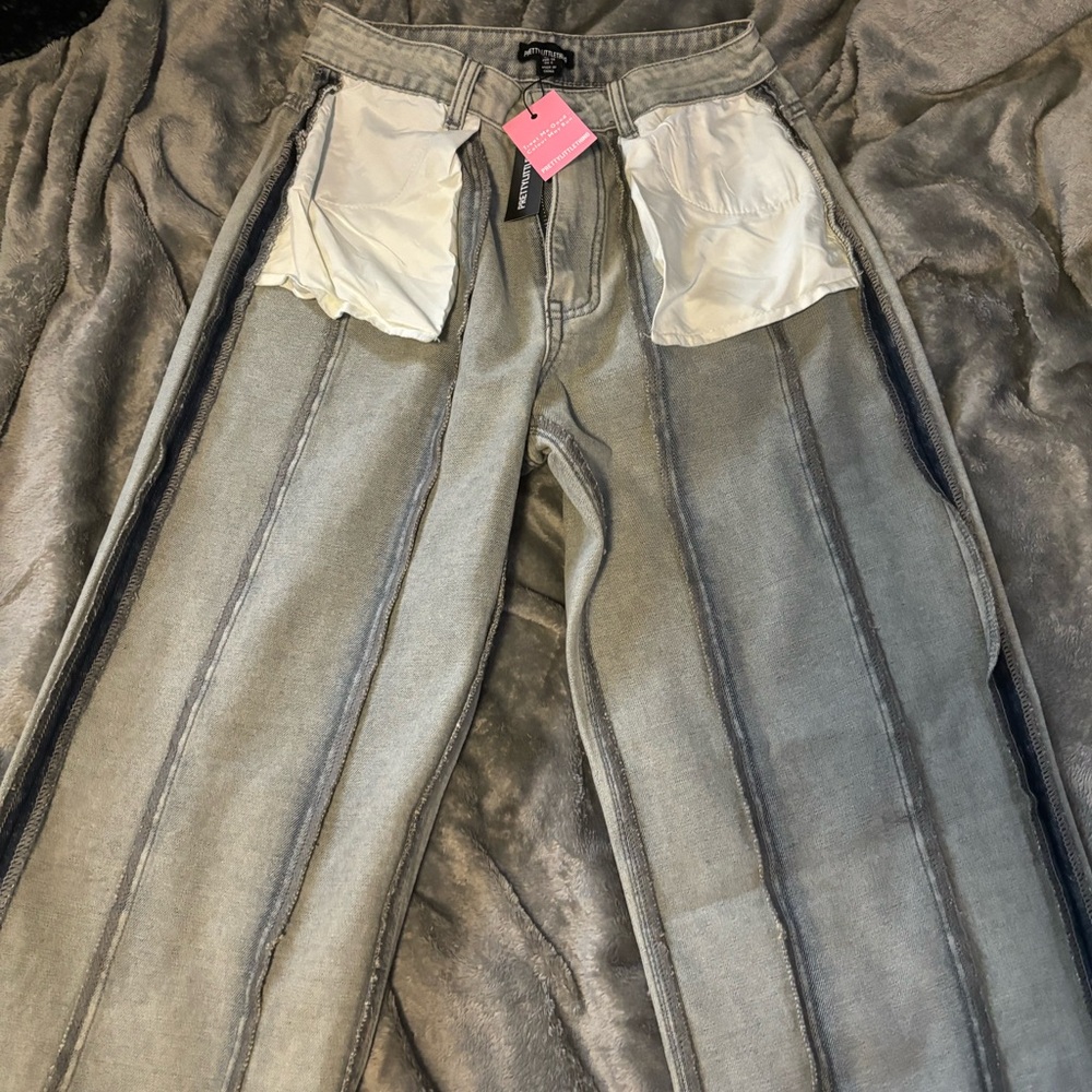 PrettyLittleThing - Grey Inside Out Look Wide Leg Jeans